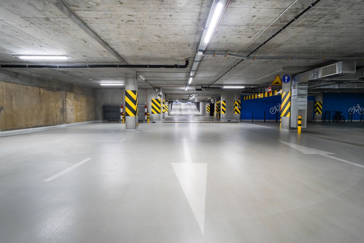 Epoksi kaplamalı modern kapalı otopark zemini