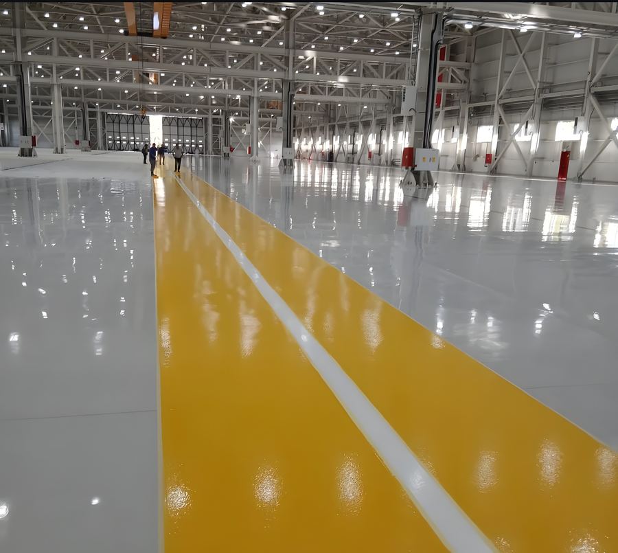Sarı şeritli epoksi kaplamalı fabrika zemini