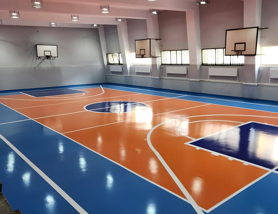 Parlak mavi-turuncu akrilik kaplamalı kapalı spor salonu