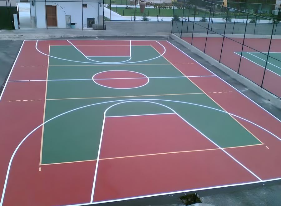 Kırmızı yeşil basketbol sahası