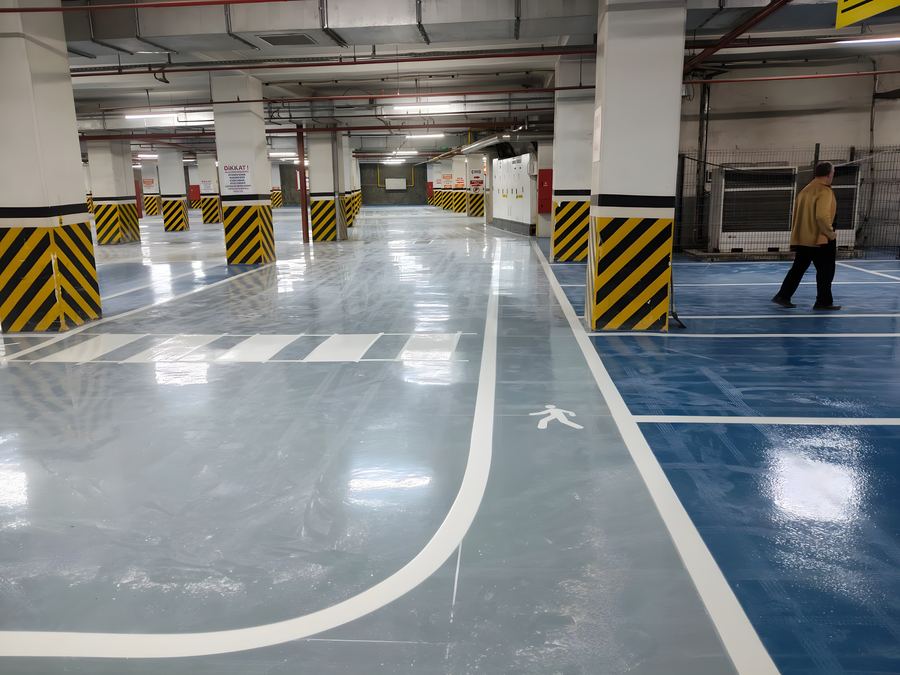 ESFloor Epoksi uygulaması — epoksi kaplamalı otoparkta yaya yolu çizgileri